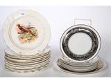 de nombreuses assiettes ornées d'oiseaux, posées sur une table
