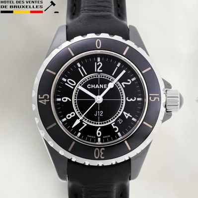 gros plan d'une montre sur une surface blanche