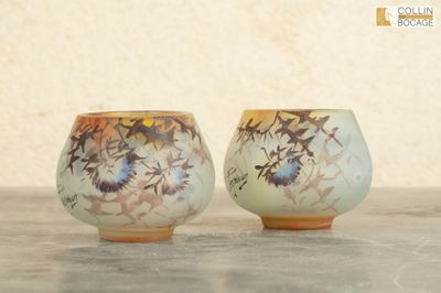 deux vases posés sur une table
