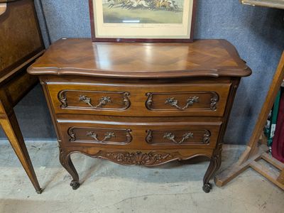 une photo d'une commode sur laquelle est posée une photo