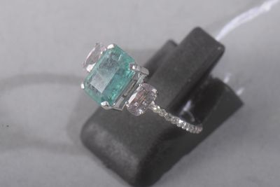Gros plan sur une bague contenant une pierre verte