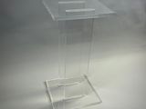 une table en plastique transparent avec un piètement transparent