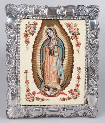un cadre en argent orné d'une image de la Vierge de Guadalupe