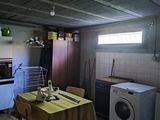 une cuisine équipée d'une table, d'un lave-linge et d'un sèche-linge