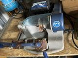 une photo d'une petite machine posée sur un établi