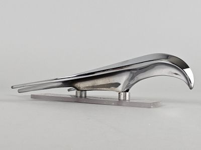 un oiseau en métal posé sur une table