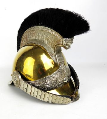 un casque doré orné d'une plume noire