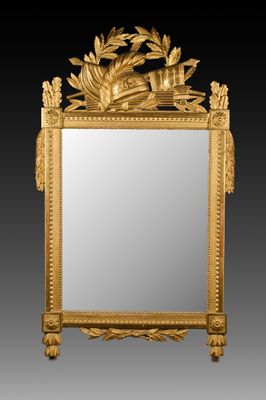 un miroir ancien doré orné de feuilles et de fleurs