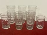 un grand nombre de verres posés sur une table