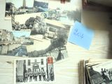 une table avec un tas de vieilles photos dessus