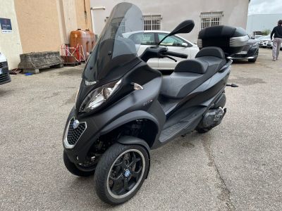 un scooter garé dans un parking