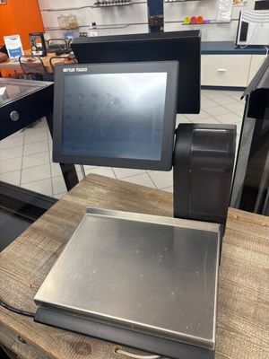 un ordinateur portable posé sur une table en bois