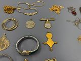 de nombreux types de bijoux sur la table