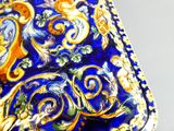 une assiette bleue et dorée ornée d'un motif