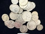 un tas de pièces d'argent sur lequel est accrochée une étiquette indiquant le prix