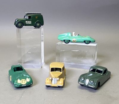 quatre petites voitures posées sur une table