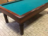 une table de billard recouverte d'un tapis vert