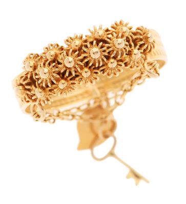 une image représentant un bracelet en or orné de fleurs