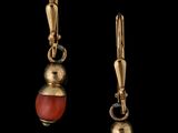 une paire de boucles d'oreilles en or et en corail