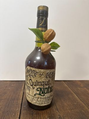 une bouteille d'alcool posée sur une table en bois