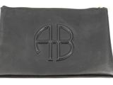 une pochette en cuir noir ornée d'un logo monogramme sur le devant