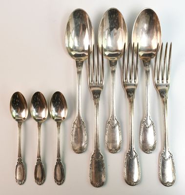 beaucoup de cuillères en argent et de cuillères sur la table