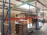 un grand entrepôt rempli de boîtes et de palettes