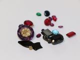 un petit assortiment de bijoux sur un fond blanc