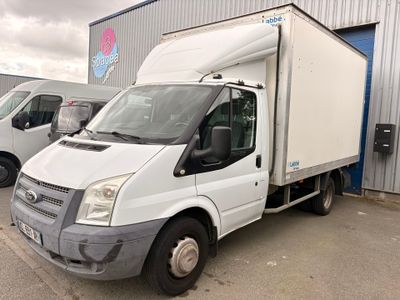 un camion blanc garé devant un bâtiment
