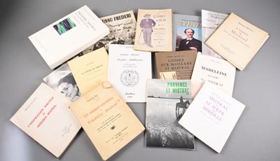 un grand nombre de livres posés sur une table