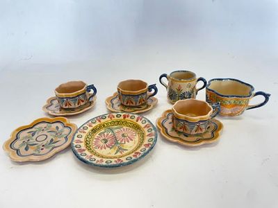 plusieurs tasses et soucoupes posées sur une table