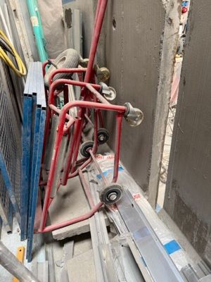 une photo montrant un tas d'objets divers dans une pièce