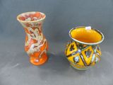 deux vases posés l'un à côté de l'autre sur une table