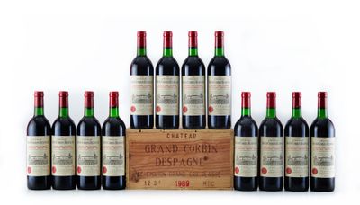 six bouteilles de vin rouge dans une caisse en bois sur fond blanc