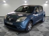 la photo d'une petite voiture bleue garée dans un garage