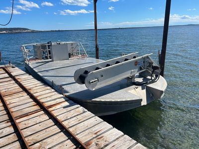 un bateau amarré au quai, au bord de l'eau