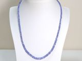 gros plan d'un collier sur un mannequin sur fond blanc