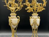 deux vases remplis de fleurs posés sur une table