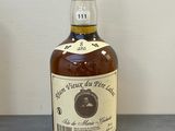 des bouteilles d'alcool posées les unes à côté des autres sur un plan de travail