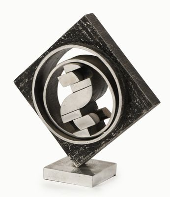 une photo d'une sculpture métallique représentant le symbole du dollar, dans une place