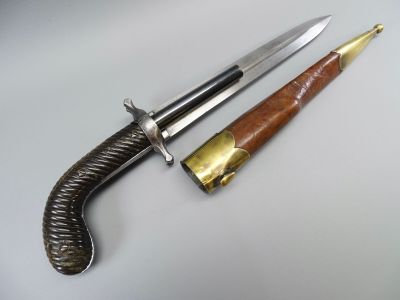 une image représentant un couteau posé sur une table