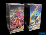 On voit deux boîtes de cartes à collectionner Pokémon sur un fond noir.