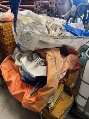 une pile de bagages posée sur un chariot dans un entrepôt