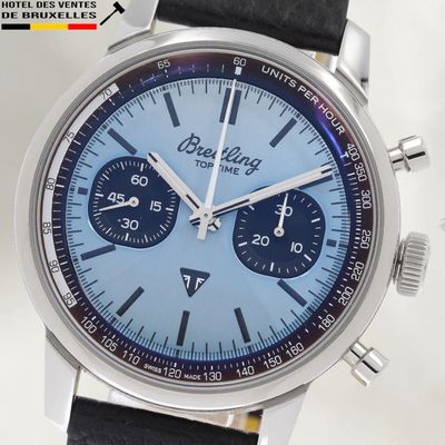 Gros plan sur une montre à cadran bleu