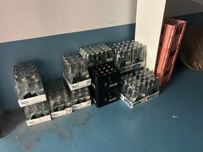 de nombreuses bouteilles d'eau posées les unes à côté des autres sur le sol