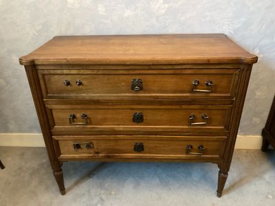 Commode en merisier ouvrant par trois tiroirs, montants cann…