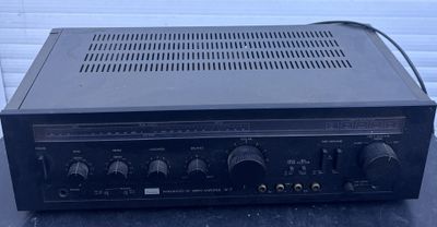 la radio est posée sur la table, sur la table
