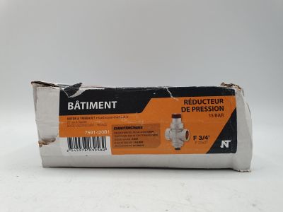une boîte de papier toilette posée sur une surface blanche