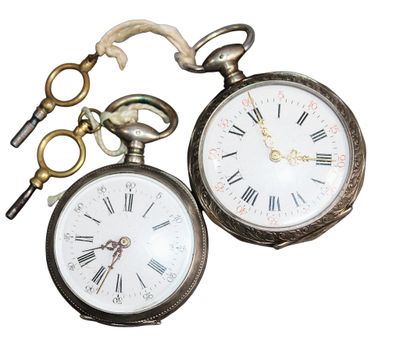 deux montres de poche posées l'une à côté de l'autre