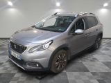 la voiture argentée est garée sur un sol en damier dans le garage